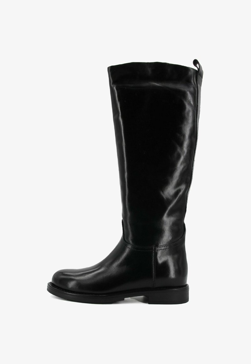 Bota de cuero negra hasta la rodilla con tacón bajo, punta redonda y cierre de cremallera lateral.