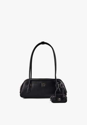 Sort DKNY håndtaske med lange håndtag og tilhørende mindre pung, begge med sølvlogo og lynlåse på hvid baggrund.