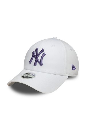 Casquette de baseball blanche avec le logo "NY" brodé en violet à l'avant et le logo New Era sur le côté, dotée d'une visière incurvée et d'une fermeture arrière réglable.
