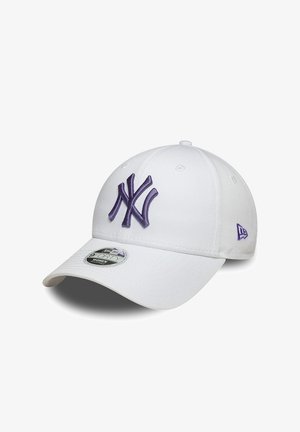 Casquette de baseball blanche avec le logo "NY" brodé en violet à l'avant et le logo New Era sur le côté, dotée d'une visière incurvée et d'une fermeture arrière réglable.