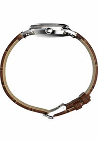 Bracelet de montre en cuir marron avec un boîtier en métal argenté poli, présentant une finition texturée et un accent texturé près du fermoir.