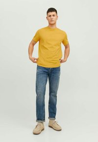 Jack & Jones JJE TEE  O-NECK  - Camiseta básica - honey gold