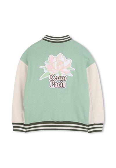 Veste bomber en coton vert avec manches crème. Présente un motif floral rose et une impression "Kenzo Paris" au dos. Poignets côtelés rayés.