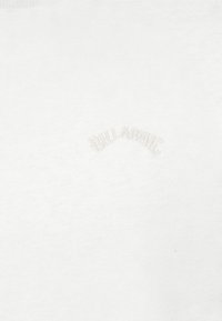 Sweatshirt branca de algodão com um logótipo subtil em relevo a dizer "BILL ABONG" num design curvo perto do peito. Textura macia e gola redonda.