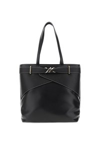 Svart tote-väska med en slät läderstruktur, smala remmar och en korsningsdesign framtill. Utsmyckad med metalliska detaljer.