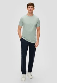 s.Oliver BLACK LABEL MIT CREW NECK - Jednoduché tričko - salbeigrün