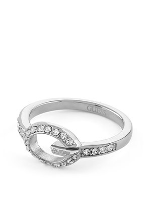 Bague en argent avec un design en boucle décorée de cristaux clairs et le nom de la marque "Guess" gravé à l'intérieur et sur la boucle.