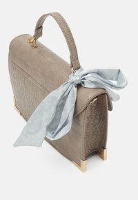 Sac à main taupe à texture crocodile avec protège-angles en métal doré, une poignée supérieure, et un foulard en soie bleu clair noué en nœud papillon sur la poignée.