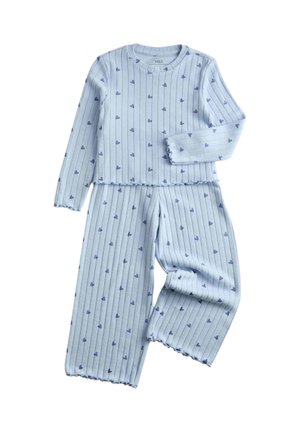 Conjunto de pijama azul claro con canalé, mangas largas y pantalones, decorado con pequeños corazones azul oscuro y dobladillos con borde ondulado.