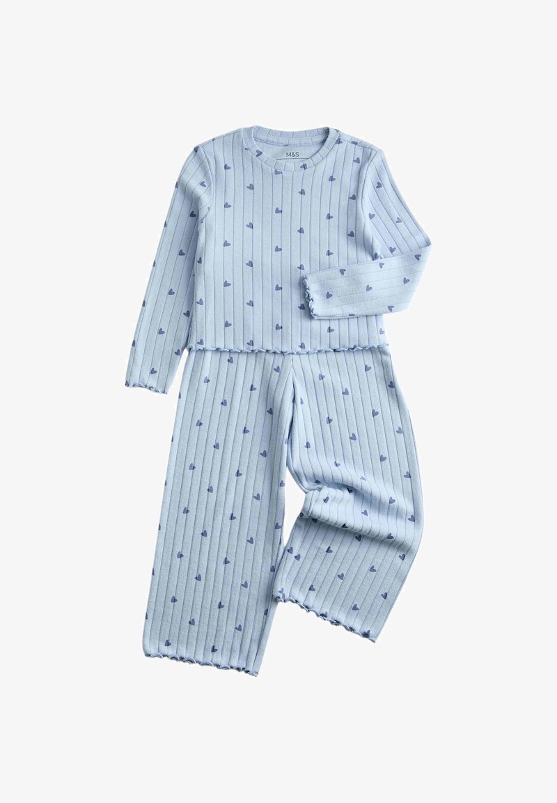 Conjunto de pijama azul claro con canalé, mangas largas y pantalones, decorado con pequeños corazones azul oscuro y dobladillos con borde ondulado.