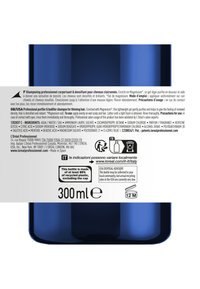 Blauwe plastic shampoofles van 300 ml. Heeft een gladde, glanzende afwerking en een gebogen basis. Het etiket bevat meertalige gebruiksinstructies en informatie over recyclen.