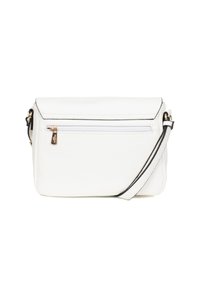 Borsa a tracolla bianca in pelle con pattina superiore, bordi neri e una tasca con zip. Presenta una sottile tracolla regolabile e accessori in metallo color oro.