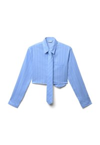 Chemise bleu rayée coupée avec de longues manches et une cravate assortie. Elle dispose d'une seule poche poitrine et d'un col à boutons.