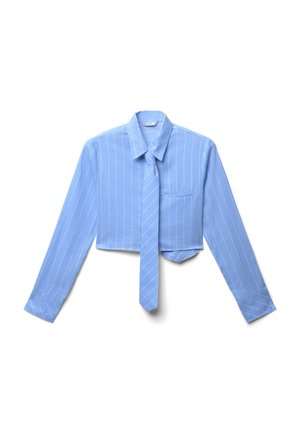 Maglietta blu a righe, corta, con maniche lunghe e una cravatta abbinata. Presenta una tasca sul petto e un colletto con bottoni.