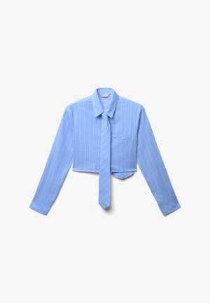 Gekürztes blau gestreiftes Hemd mit langen Ärmeln und einer passenden Krawatte. Verfügt über eine einzelne Brusttasche und einen Button-Down-Kragen.