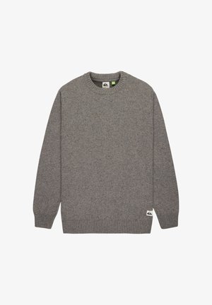 Grå stickad tröja med ribbat halsband och ärmslut. Har en liten logotypetikett längst ner till vänster. Materialet verkar texturerat och varmt.