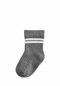Grau gestreifte Socke mit einem weißen und grauen Akzentstreifen am Bündchen. Gewirkte Textur, Standard-Ankle-Länge, runde Zehenform.