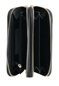 Portafoglio in pelle nera con finitura testurizzata, dotato di zip in tono oro, numerosi scomparti per carte e un comparto con zip per le monete.