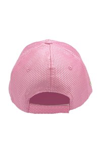Gorra de malla rosa con un tejido texturizado, correa trasera ajustable y una banda interior de color sólido. Sin logotipos ni patrones visibles.