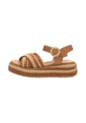 Kraftig platform-sandal med flettede brune og beige stropper, læderankelrem og rund flettet spænde på hvid baggrund.