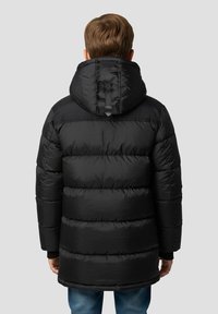 Sort dunjakke med hætte; har horisontalt quiltet design, glat tekstur og justerbar hættestrop.