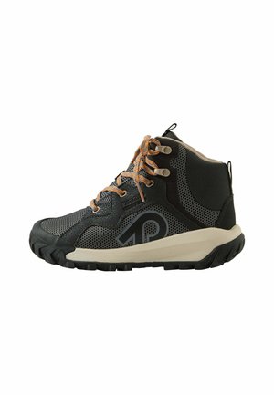 Wysokie czarno-szare buty trekkingowe z pomarańczowymi sznurowadłami, wytrzymałą podeszwą i wyściełanym wsparciem kostki.
