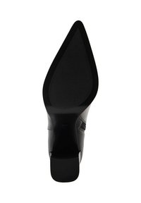 Suela de zapato de tacón alto negro con forma puntiaguda, que presenta una textura suave y un sutil patrón de perfil para tracción.