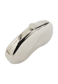 Kopertówka z wypolerowanego srebrnego metalu, o zakrzywionym kształcie, z okrągłym zapięciem na górze, o gładkiej, błyszczącej powierzchni. Brak widocznych wzorów.