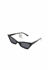 Occhiali da sole cat-eye neri con lenti scure, montatura in plastica elegante, angoli affilati e hardware minimale. Include un'etichetta per le informazioni di conformità.