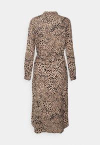 Abito in stampa leopardata con maniche lunghe, collo appuntito e vita cinturata. Realizzato in un morbido tessuto nei toni beige e nero, presenta motivi variati.
