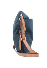 Borsa in tessuto blu navy con finitura testurizzata, chiusura con zip e manico in pelle marrone. Presenta una forma slanciata e un design minimalista.