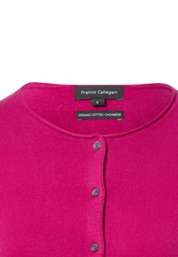 Fuchsia cardigan gemaakt van biologisch katoen en kasjmier, met een ronde halslijn, knoopsluiting en een geribbelde textuur. Maat S label zichtbaar.