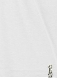 Weißes Baumwoll-T-Shirt mit glatter Textur. Besitzt ein kleines gewebtes Etikett in der unteren rechten Ecke mit "SUBLEVEL" und einem Herzdesign.