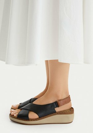 Lasocki, LASOCKI WOMEN'S SANDALS BLACK - Platform sandals - black
