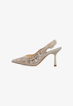 Goldener Slingback mit hohem Absatz und spitzer Spitze, dekorativen Ausschnitten und Verzierungen entlang des oberen Teils und des Fersenriemens mit seitlicher Schnalle.