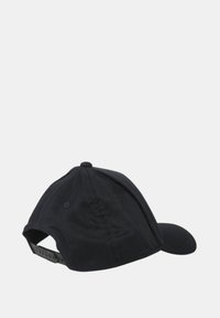 Cappellino da baseball nero in tessuto, con visiera curva, cinturino regolabile sul retro e design a sei pannelli con accenti cuciti.