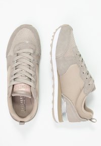 Sneakers beige chiaro con un mix di materiali in suede e mesh, punta rotonda, colletto imbottito, lacci sul davanti e accento metallico sul tallone.