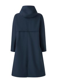Donkerblauwe regenjas met een capuchon, driekwart mouwen en een losse pasvorm. Soepele textuur met een minimalistisch ontwerp en geen zichtbare sluitingen.