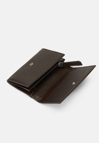 Portafoglio in pelle marrone scuro aperto per mostrare la chiusura a scatto e il compartimento con zip su uno sfondo bianco.