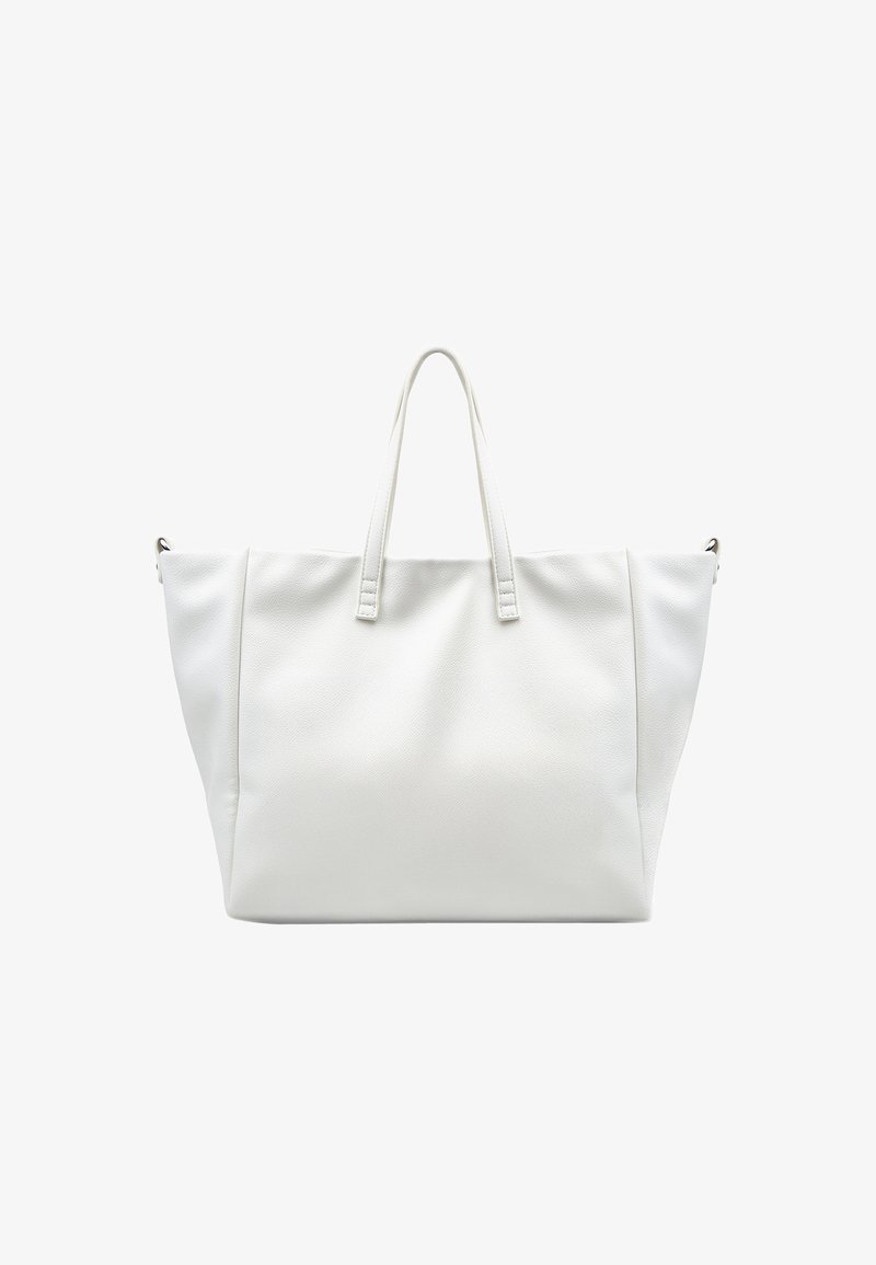 Balta totes soma no teksturēta sintētiskā materiāla ar divām rokturiem, plaša dizaina un bez redzamām metāla detaļām vai akcentiem.