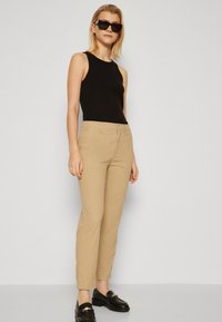 GAP DOWNTOWN - Auduma bikses - khaki