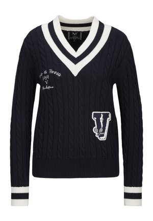 Pull en maille torsadée bleu marine avec col en V et poignets rayés blancs, écussons brodés sur le thème du tennis sur la poitrine et le bas du côté.