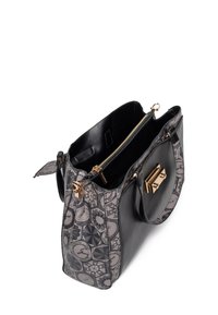 Borsa a tracolla in pelle nera con un lato in tessuto grigio stampato, hardware dorato e chiusura con zip. La parte superiore aperta rivela scomparti interni.