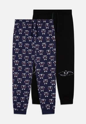 To par med joggebukser: den ene marineblå med et gjentatt tegneseriefigur mønster, den andre ensfarget svart med et grafisk akcent. Begge har elastisk midje.