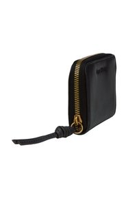 Portefeuille en cuir noir avec une fermeture éclair dorée, de forme rectangulaire, texture lisse et un tirette en cuir en boucle. Design simple et fonctionnel.
