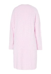 Cardigan lung roz texturat, fabricat dintr-un material pufos, având o croială relaxată, mâneci lungi și un design minimalist fără închizători vizibile.