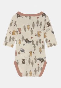 Bodysuit de bebé de manga longa em creme com estampados de tema florestal, apresentando animais e árvores, acentuado com acabamento em rosa pastel e molas.