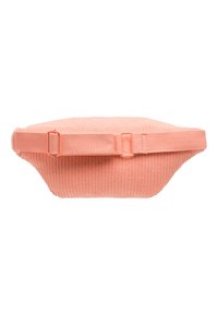 Persikofärgad midjeväska tillverkad av ribbat material. Har en texturerad yta och ett hållbart justerbart rem med en plastspänne.