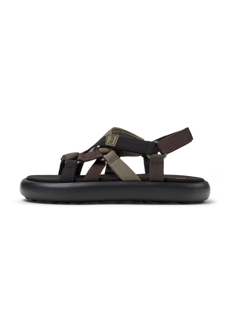 Herrsandaler med en svart gummisula, flerfärgade nylonremmar i brunt och oliv, samt justerbara stängningar för en säker passform.