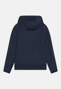 Marinblå hoodie i mjukt, texturerat tyg med en stor huva, långa ärmar och ribbat avslut med svarta detaljer.